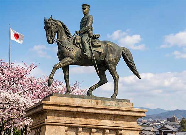 南部利祥中尉銅像(中村家所蔵)