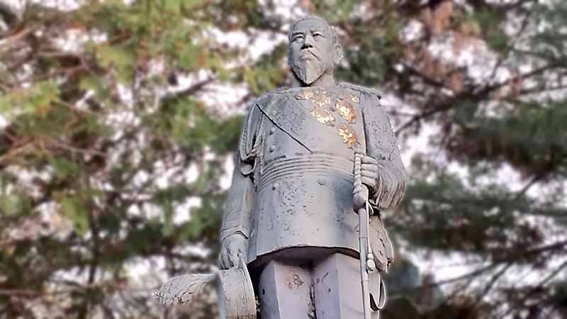 外山牧場と岩手の歴史　盛岡八幡宮境内の明治天皇・銅像