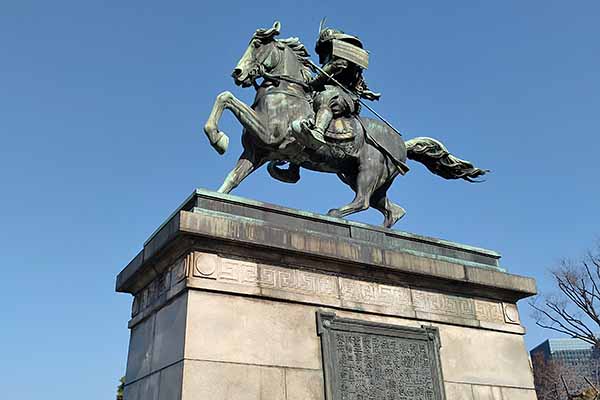 皇居外苑 楠木正成像（裏）