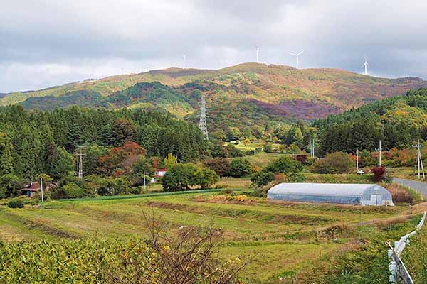 姫神ウィンドパーク(風力発電)を望む