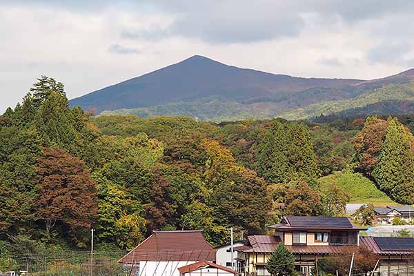 姫神山を望む