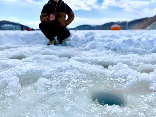 氷に穴を空けて釣る