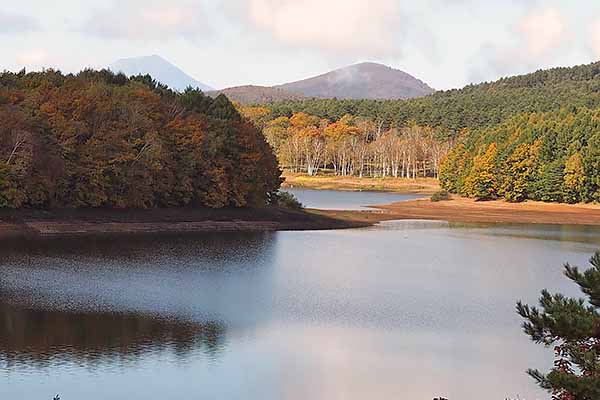 岩洞湖より岩手山を望む
