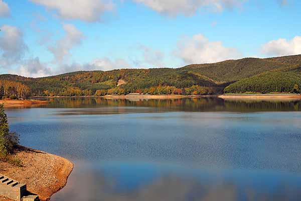 レストハウスより岩洞湖