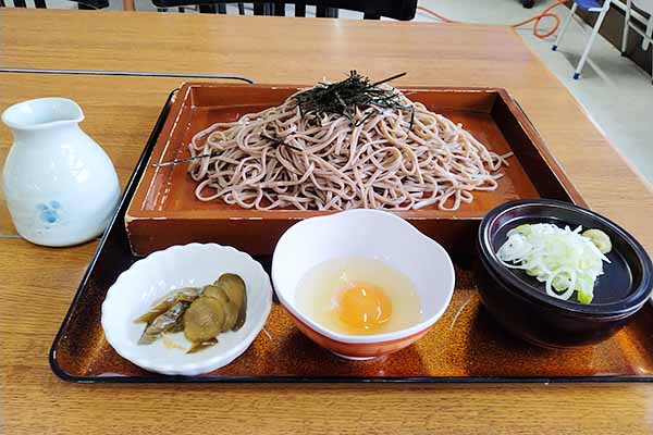 レストハウスの名物「てっぺんそば」が激うま!