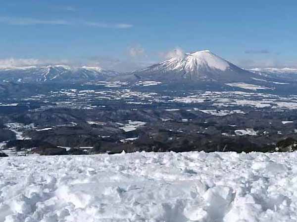 岩洞湖の近く、天峰山から望む岩手山が美しい