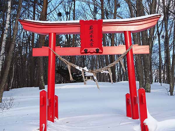 岩洞湖の湖上に浮かぶ岩洞水天宮