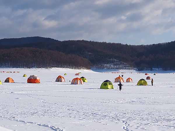 氷結した岩洞湖を歩いて相ノ山を目指す