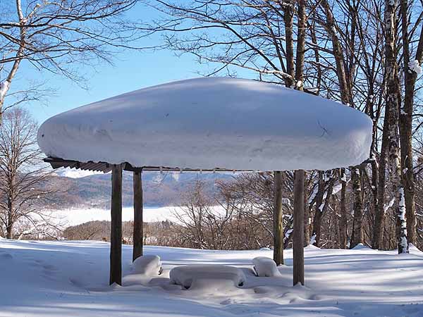 眼下に岩洞湖が見える