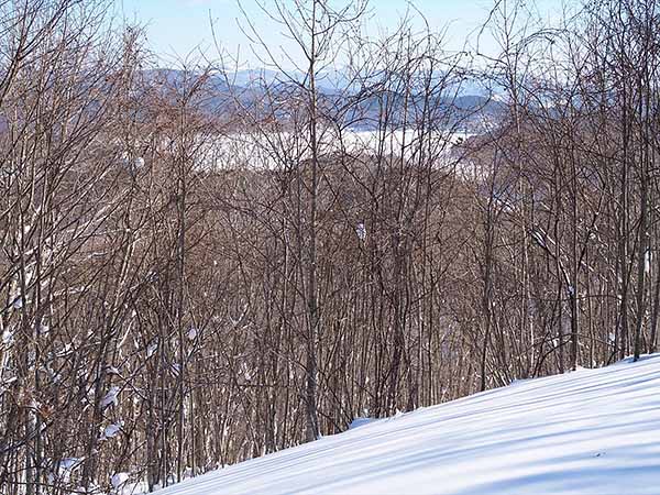 山頂より岩洞湖を望む