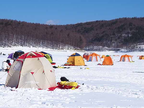 週末はワカサギ釣りのテントで一杯