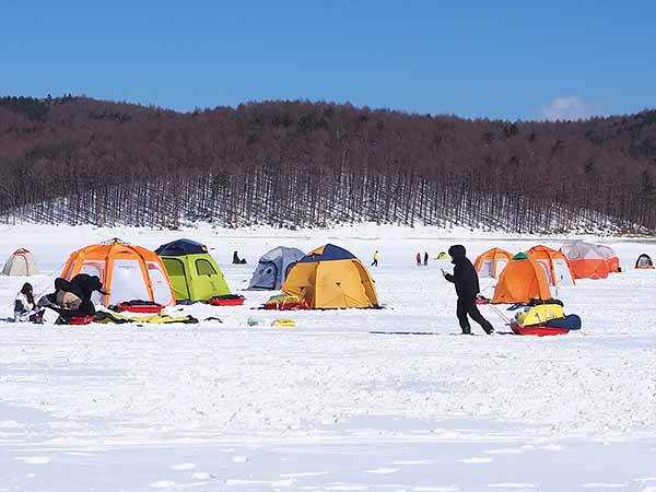 再び岩洞湖を歩いて戻る