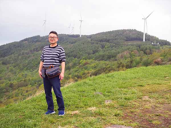姫神ウィンドパーク(風力発電)を背に私