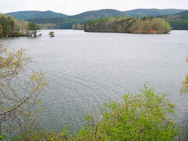右上に赤い鳥居の神社(岩洞水天宮)が小さく見える