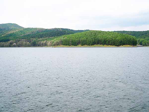 広大な岩洞湖(周囲 約40キロ)