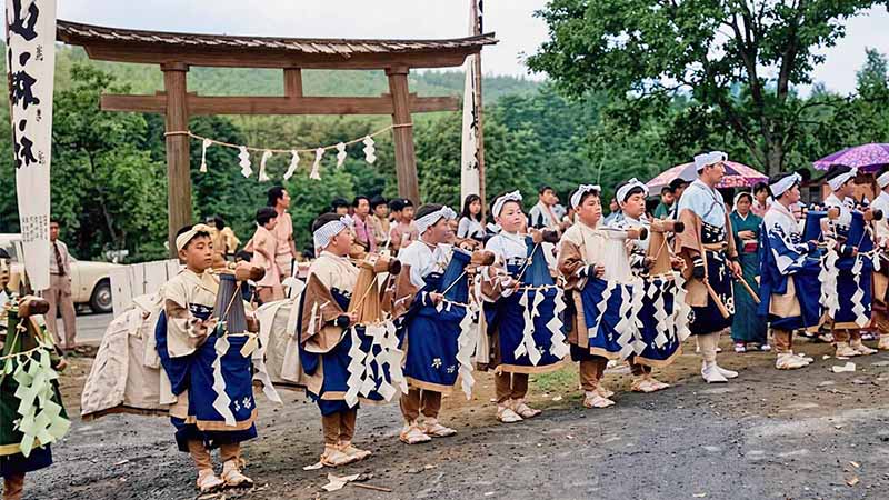 外山神社に奉納する「外山駒踊り」
