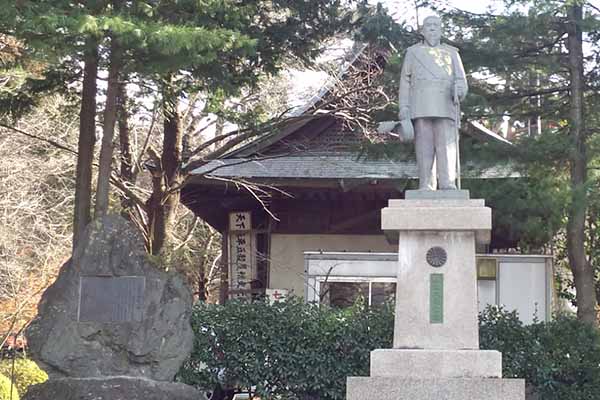現在の八幡宮にて、明治天皇ご巡幸碑
