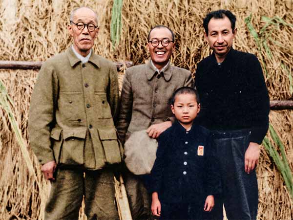 中央 藤原嘉藤治/左端 高村光太郎/右手二人は花巻芳文堂書店親子