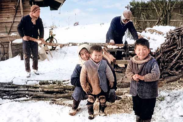 川村松太郎様の家の前で薪割り