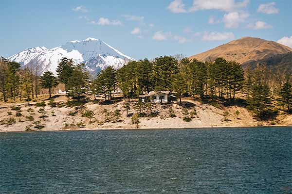 1999.5 岩洞湖より岩手山と姫神山を望む