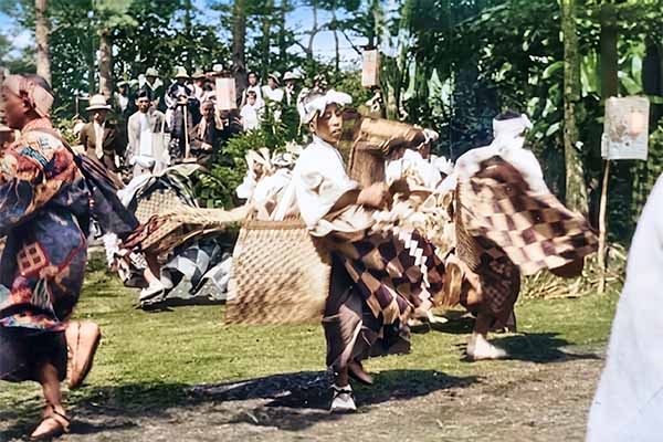 外山神社のお祭り 駒踊り