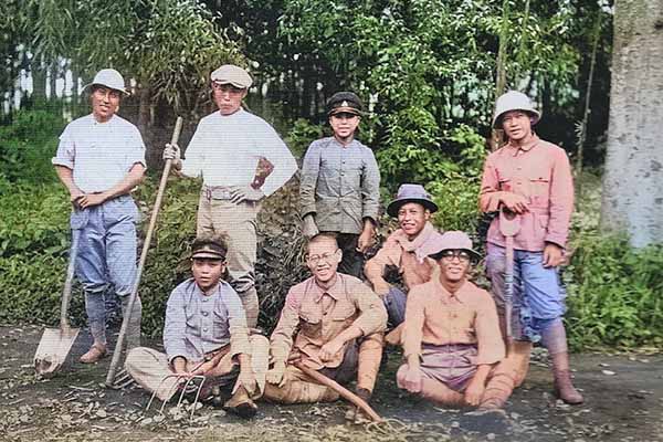 日本青年協会武蔵の道場にて。1932(昭和7)年 後列右から2人目が嘉内